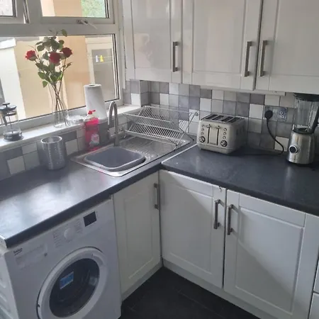 Lovely Residential Home 2 Bed Apartments Goodmayes Exterior photo